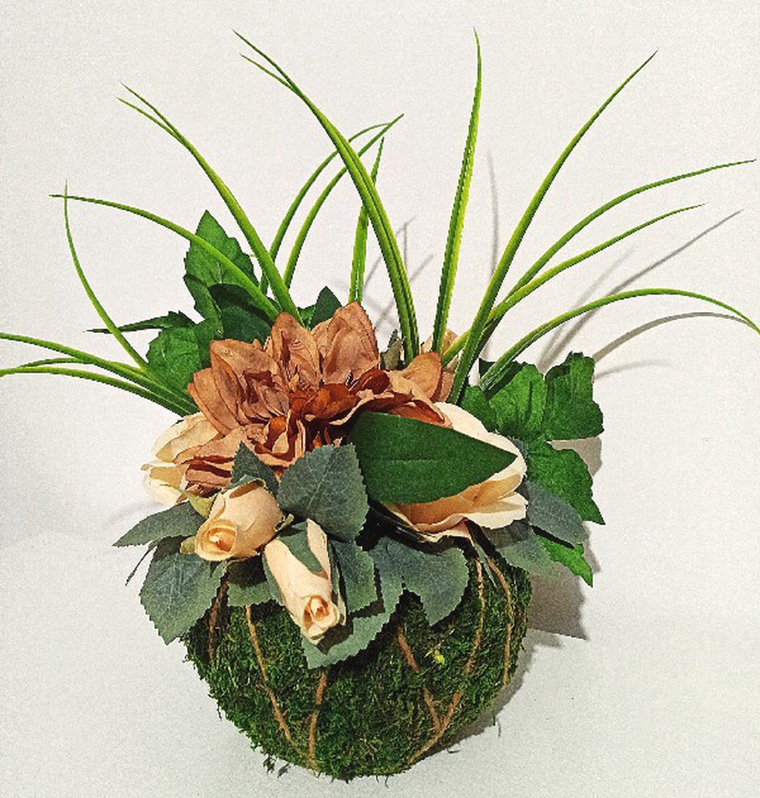 Coș tip sferă cu licheni cu crizantemă cofee -  - Artynos.ro