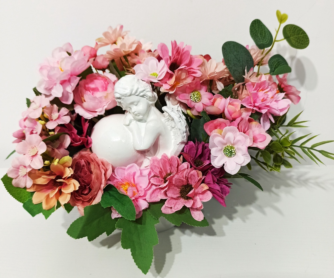 Decorațiune cu îngeraș din ceramică alb, margarete și dalii roz - casă & stil de viață - decorațiuni de casă - decorațiuni de masă și rafturi - boluri decorative - Artynos.ro