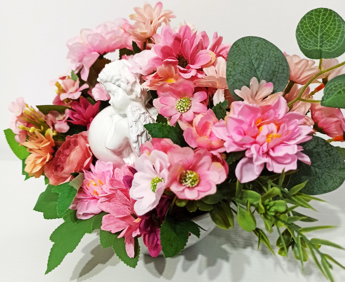 Decorațiune cu îngeraș din ceramică alb, margarete și dalii roz - casă & stil de viață - decorațiuni de casă - decorațiuni de masă și rafturi - boluri decorative - Artynos.ro