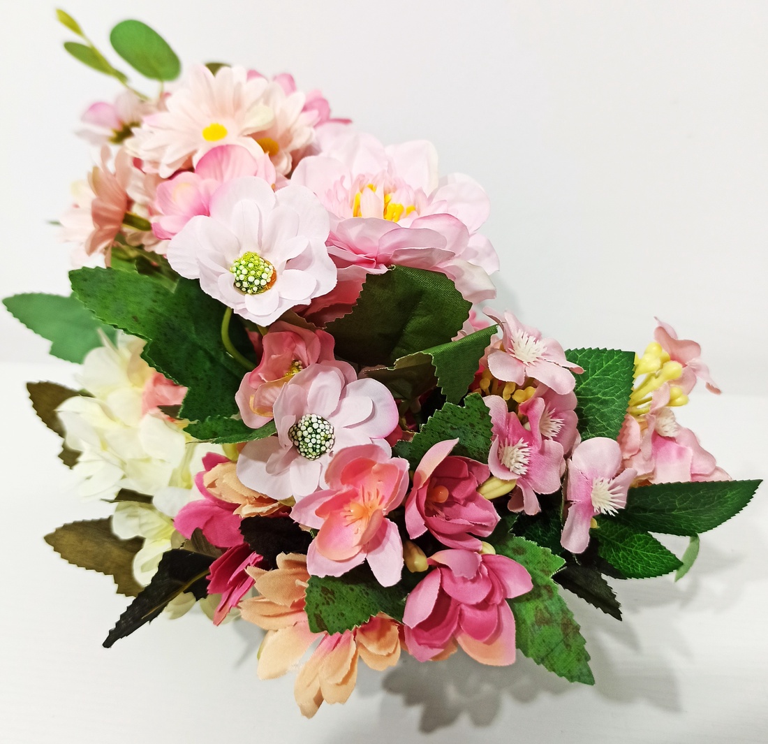 Decorațiune cu îngeraș din ceramică alb, margarete și dalii roz - casă & stil de viață - decorațiuni de casă - decorațiuni de masă și rafturi - boluri decorative - Artynos.ro