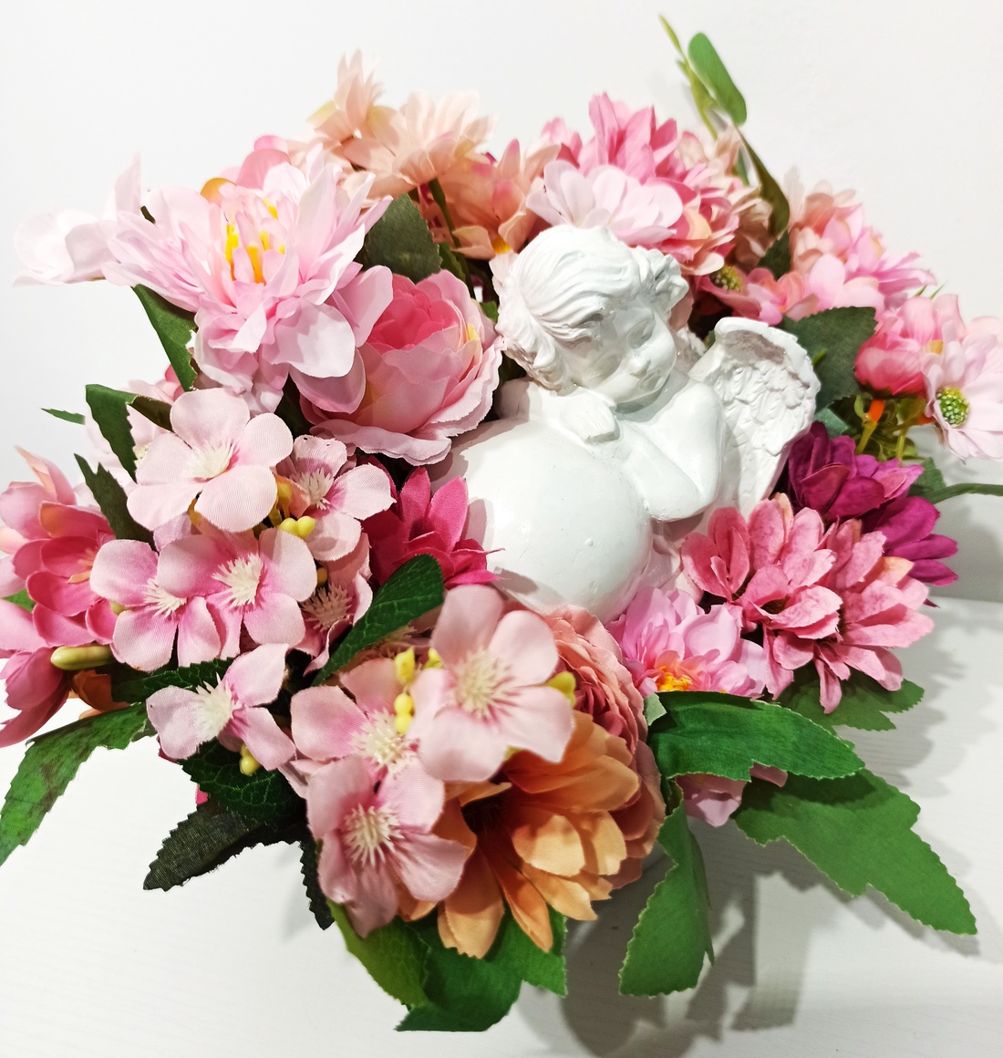 Decorațiune cu îngeraș din ceramică alb, margarete și dalii roz - casă & stil de viață - decorațiuni de casă - decorațiuni de masă și rafturi - boluri decorative - Artynos.ro