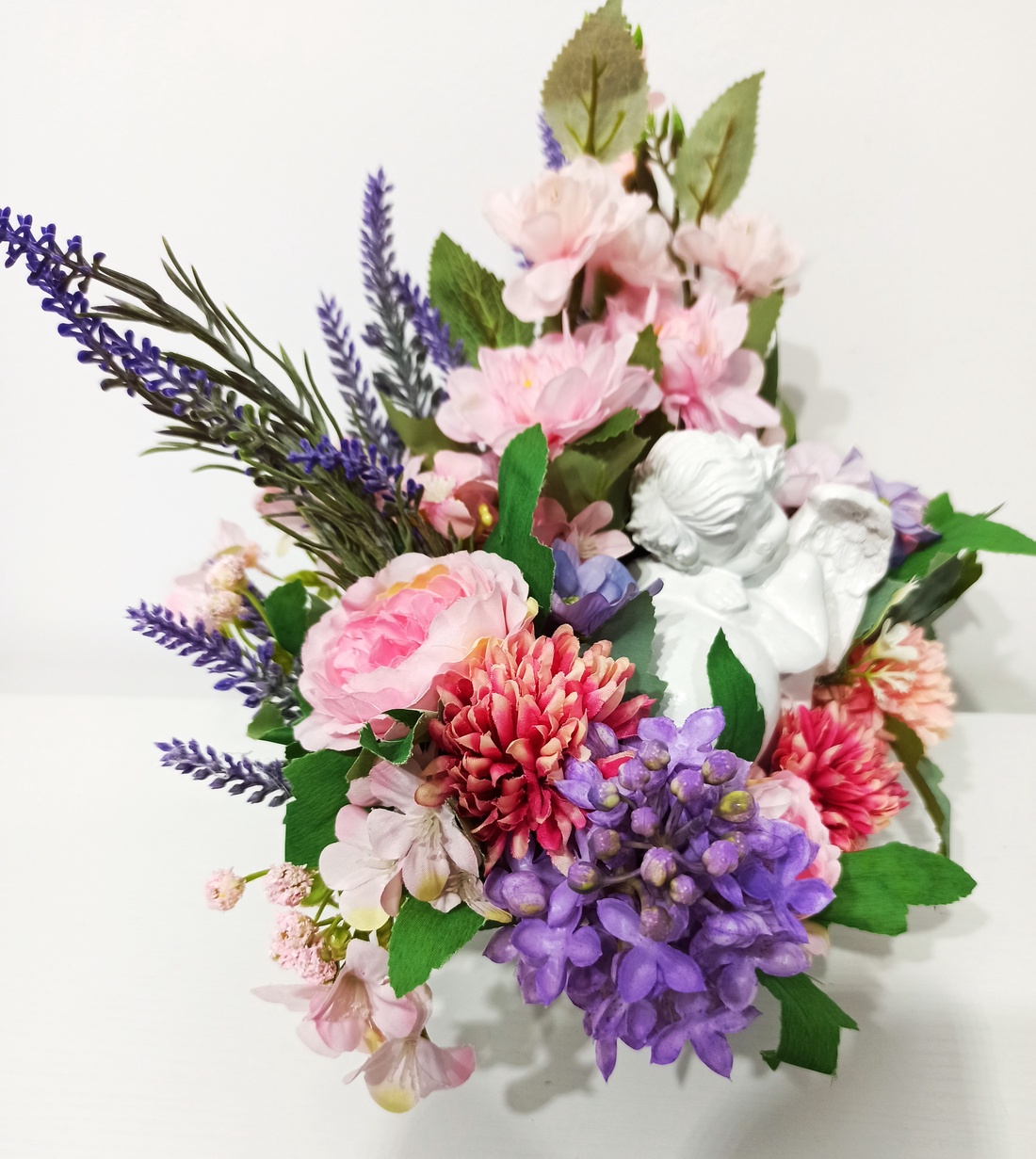 Decorațiune cu îngeraș din ceramică alb, lavandă, liliac și crenguță de cireș roz - casă & stil de viață - decorațiuni de casă - decorațiuni de masă și rafturi - boluri decorative - Artynos.ro