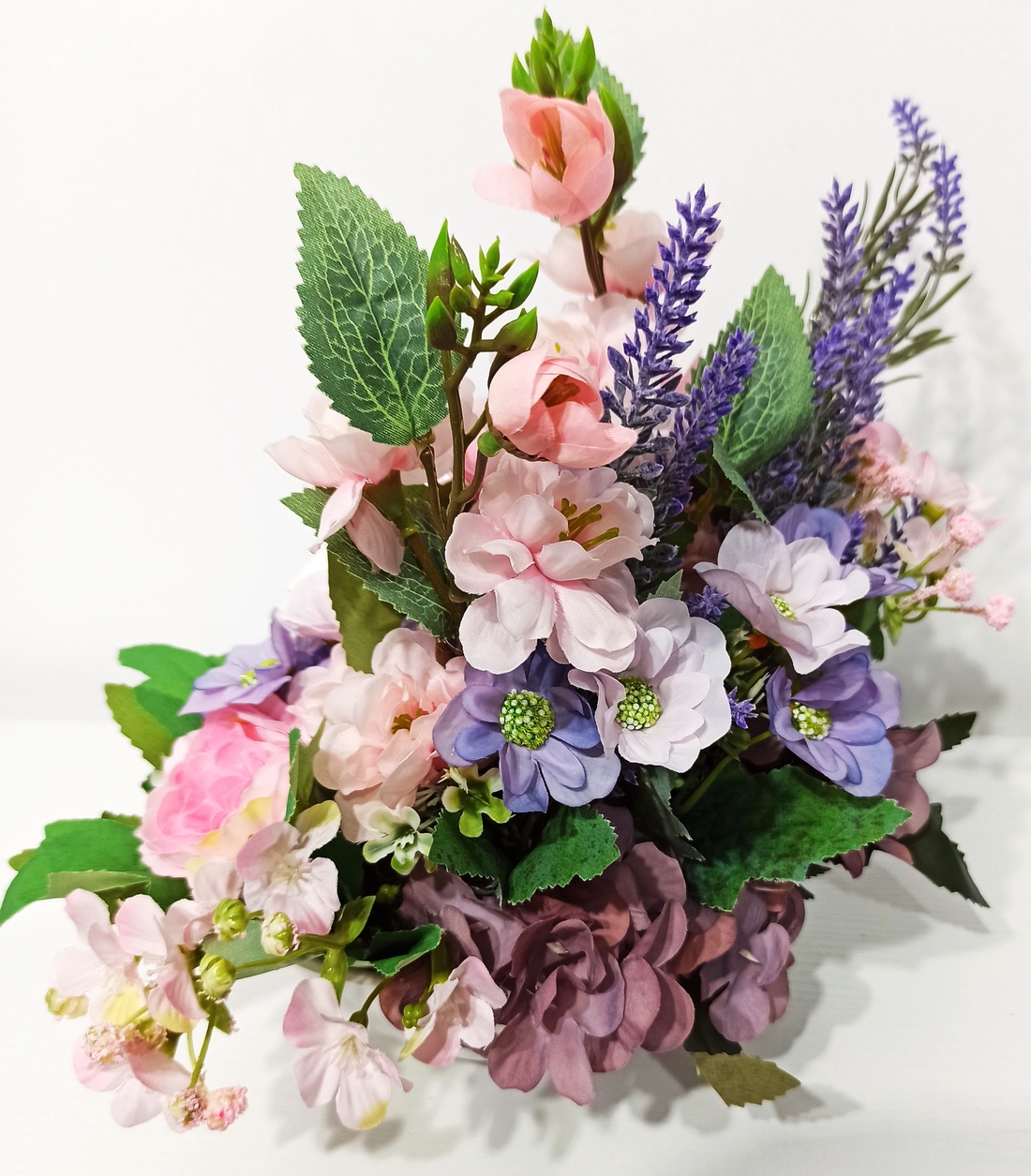 Decorațiune cu îngeraș din ceramică alb, lavandă, liliac și crenguță de cireș roz - casă & stil de viață - decorațiuni de casă - decorațiuni de masă și rafturi - boluri decorative - Artynos.ro