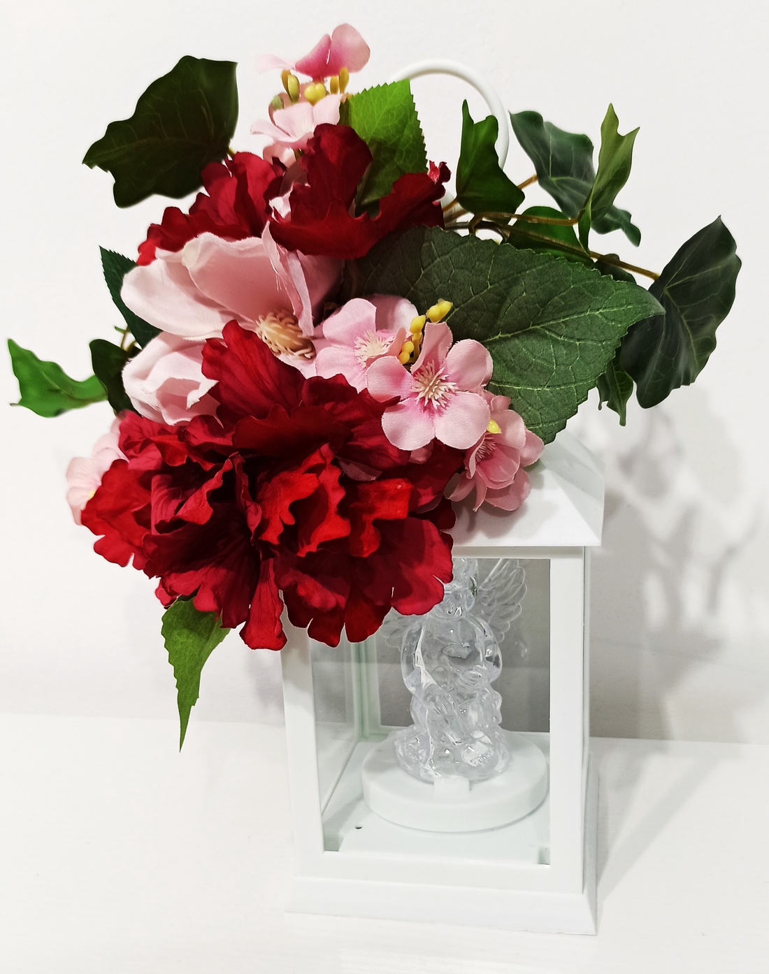 Decorațiune felinar cu led și îngeraș, iederă, hortensie și anemonă - casă & stil de viață - decorațiuni de casă - accesorii florale - flori în ghiveci - Artynos.ro