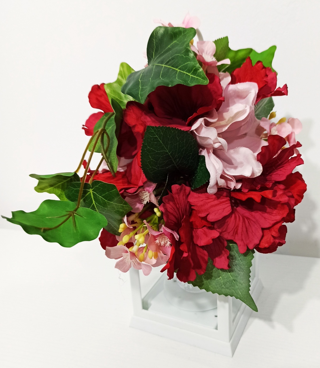 Decorațiune felinar cu led și îngeraș, iederă, hortensie și anemonă - casă & stil de viață - decorațiuni de casă - accesorii florale - flori în ghiveci - Artynos.ro