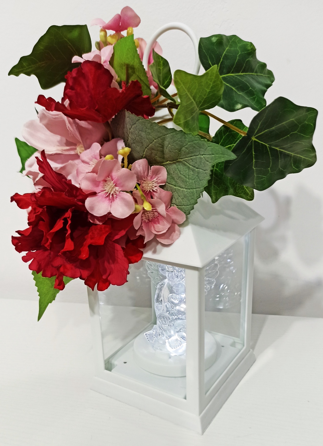 Decorațiune felinar cu led și îngeraș, iederă, hortensie și anemonă - casă & stil de viață - decorațiuni de casă - accesorii florale - flori în ghiveci - Artynos.ro
