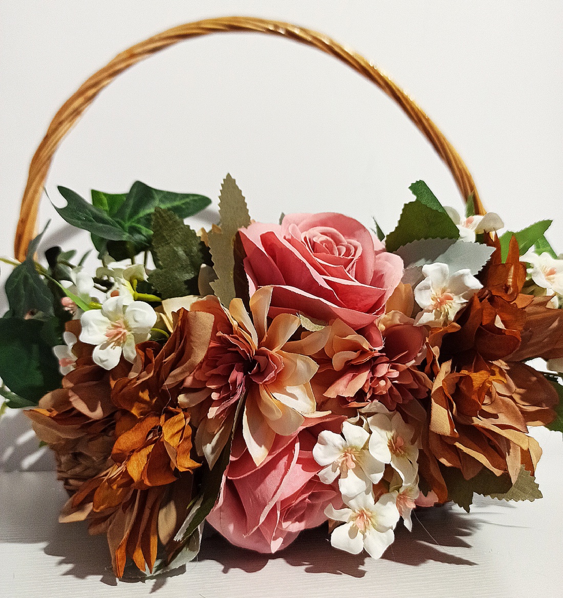 Coș mare cu trandafiri și dalii - casă & stil de viață - decorațiuni de casă - decorațiuni de masă și rafturi - boluri decorative - Artynos.ro