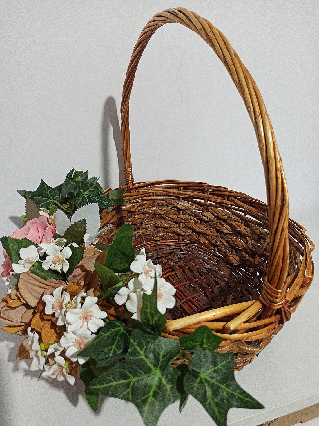 Coș mare cu trandafiri și dalii - casă & stil de viață - decorațiuni de casă - decorațiuni de masă și rafturi - boluri decorative - Artynos.ro