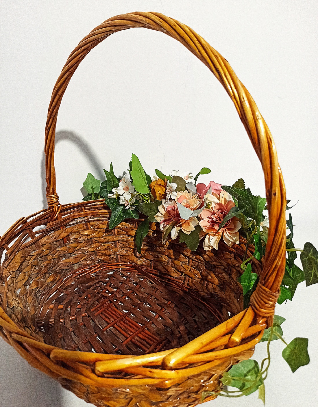 Coș mare cu trandafiri și dalii - casă & stil de viață - decorațiuni de casă - decorațiuni de masă și rafturi - boluri decorative - Artynos.ro