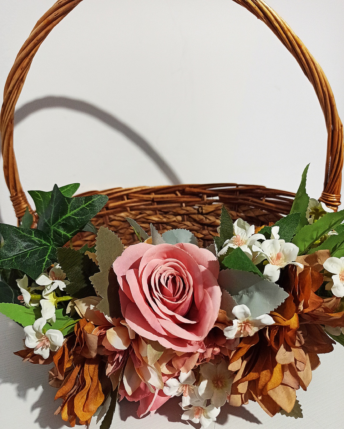 Coș mare cu trandafiri și dalii - casă & stil de viață - decorațiuni de casă - decorațiuni de masă și rafturi - boluri decorative - Artynos.ro