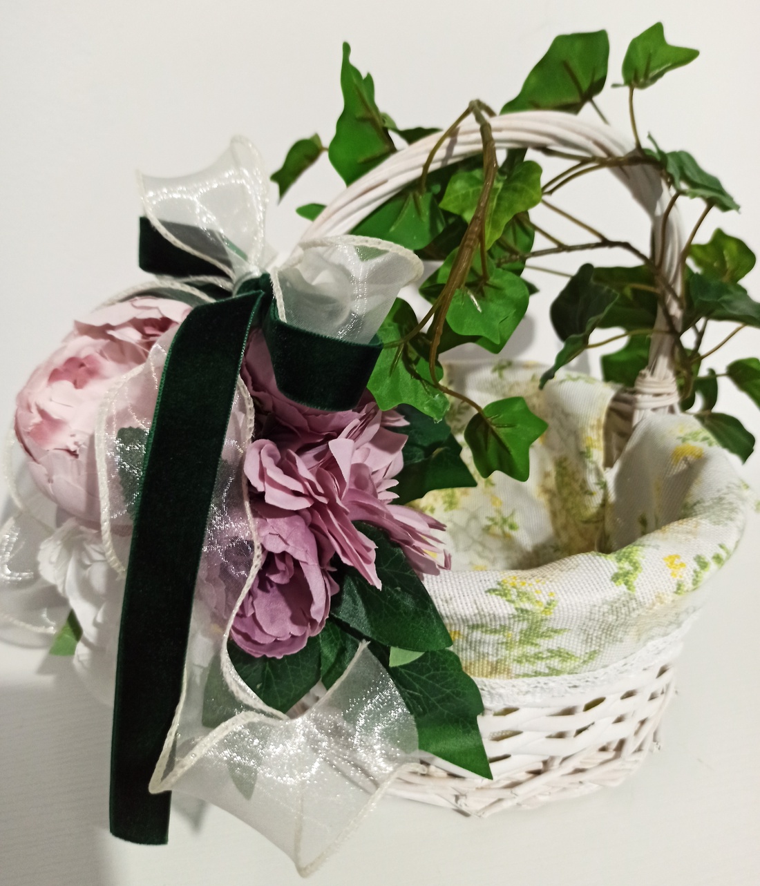 Coșuleț alb cu iederă, bujori roz și alb și dalii roz pudră - casă & stil de viață - decorațiuni de casă - decorațiuni de masă și rafturi - boluri decorative - Artynos.ro