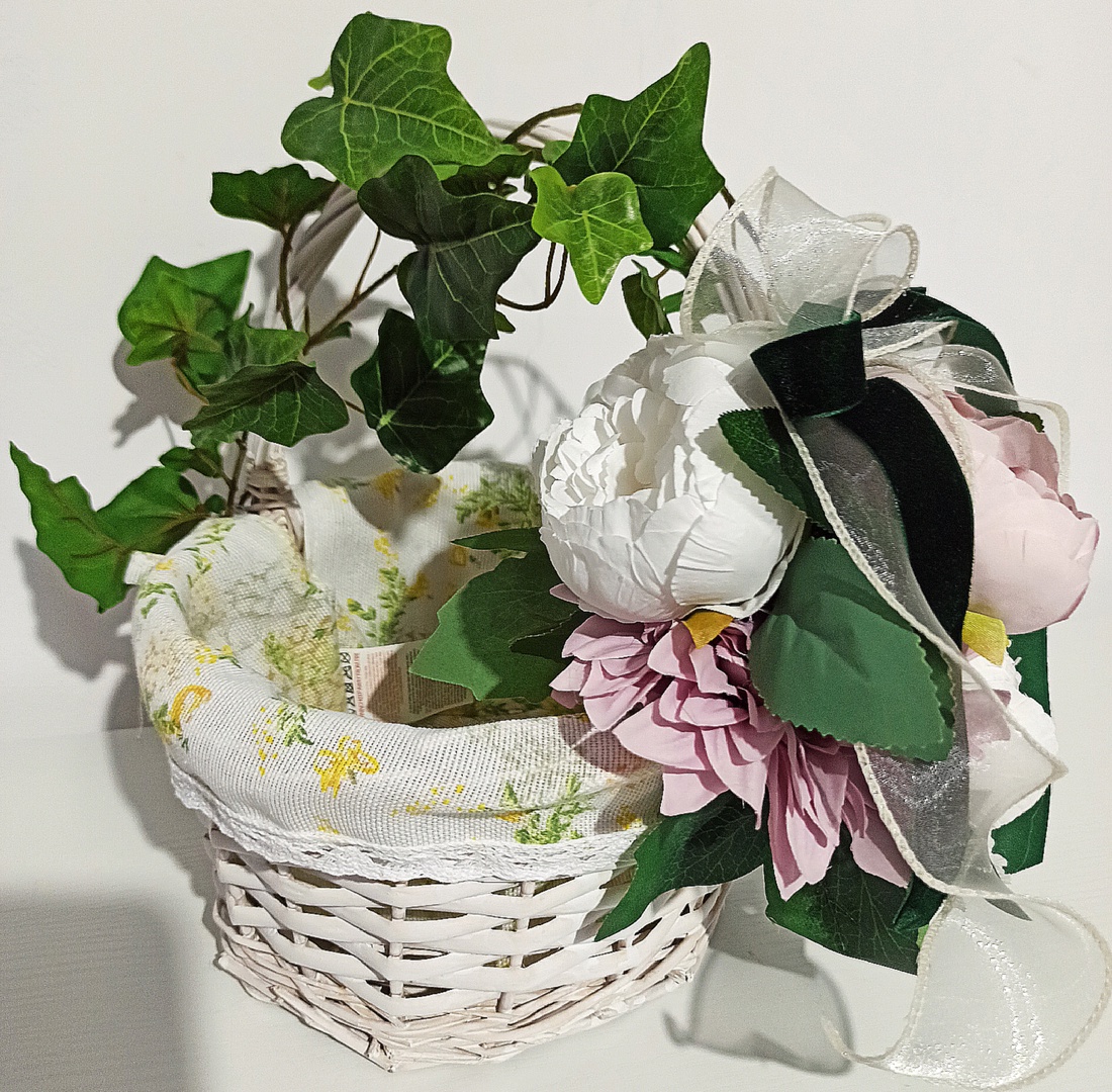 Coșuleț alb cu iederă, bujori roz și alb și dalii roz pudră - casă & stil de viață - decorațiuni de casă - decorațiuni de masă și rafturi - boluri decorative - Artynos.ro