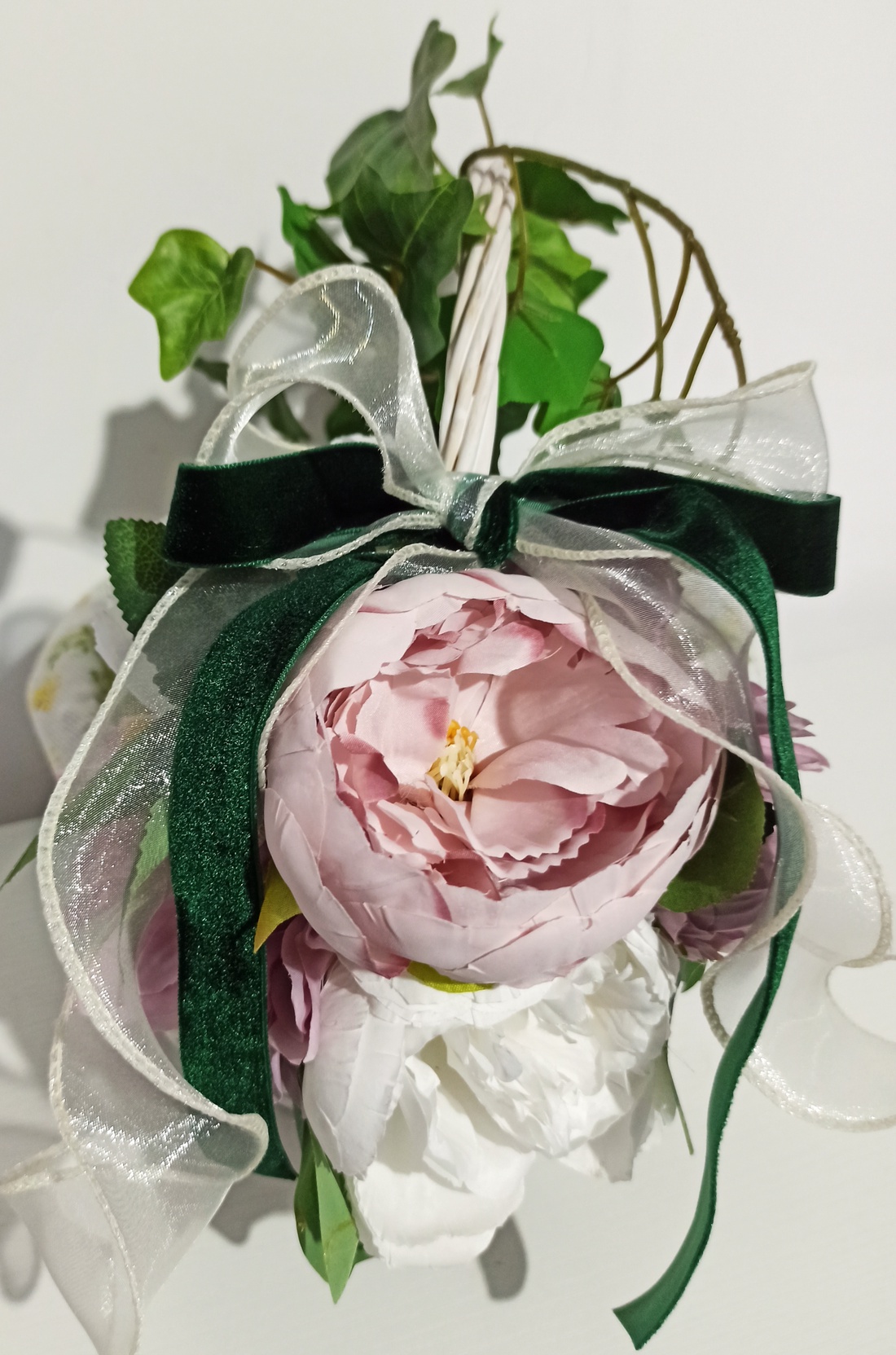 Coșuleț alb cu iederă, bujori roz și alb și dalii roz pudră - casă & stil de viață - decorațiuni de casă - decorațiuni de masă și rafturi - boluri decorative - Artynos.ro