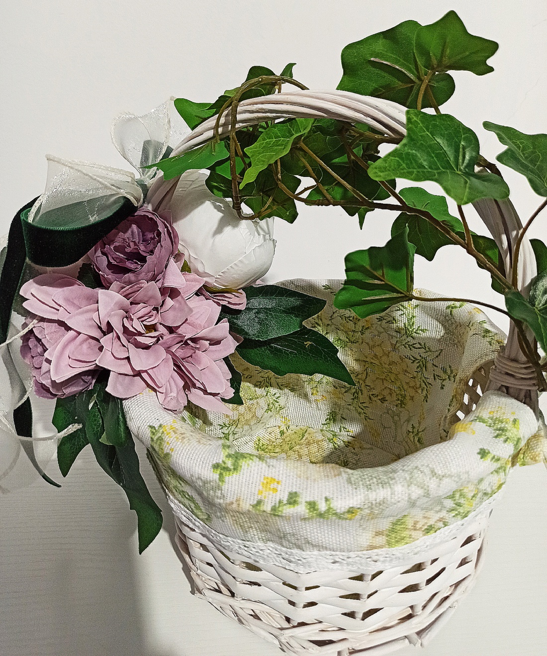 Coșuleț alb cu iederă, bujori roz și alb și dalii roz pudră - casă & stil de viață - decorațiuni de casă - decorațiuni de masă și rafturi - boluri decorative - Artynos.ro