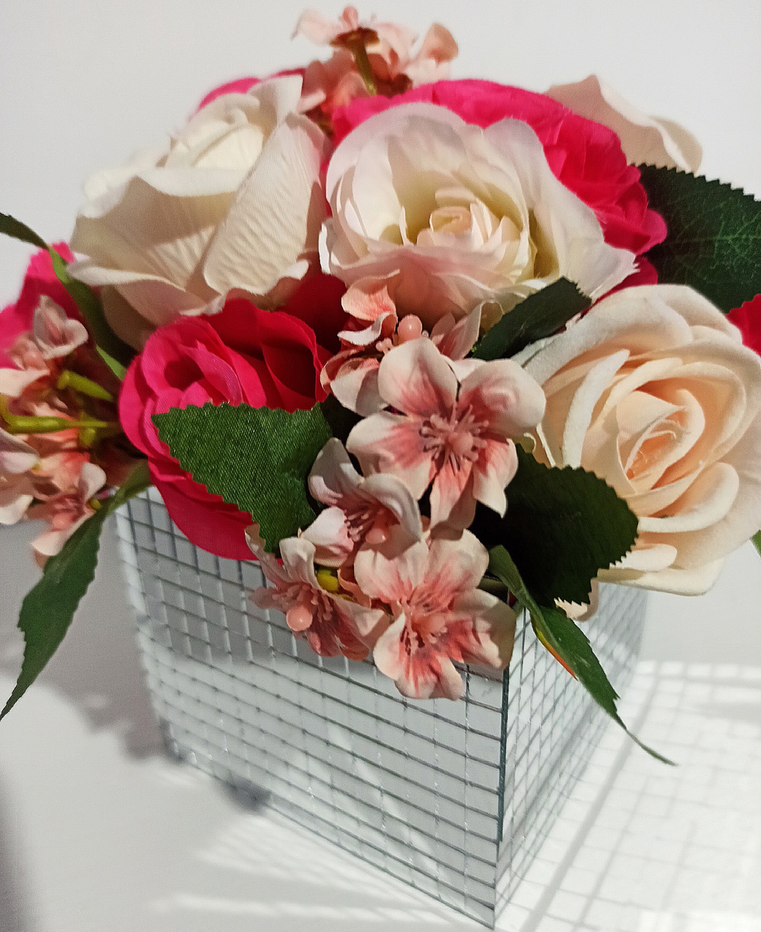 Cub din sticlă cu trandafiri bej și roz - casă & stil de viață - decorațiuni de casă - accesorii florale - cutii cu flori - Artynos.ro