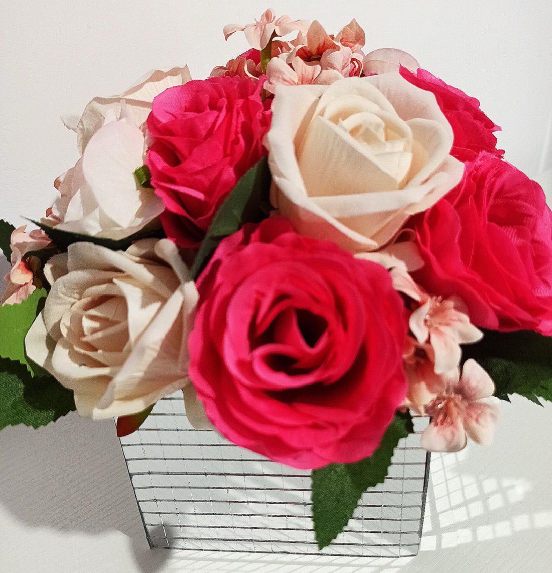 Cub din sticlă cu trandafiri bej și roz - casă & stil de viață - decorațiuni de casă - accesorii florale - cutii cu flori - Artynos.ro