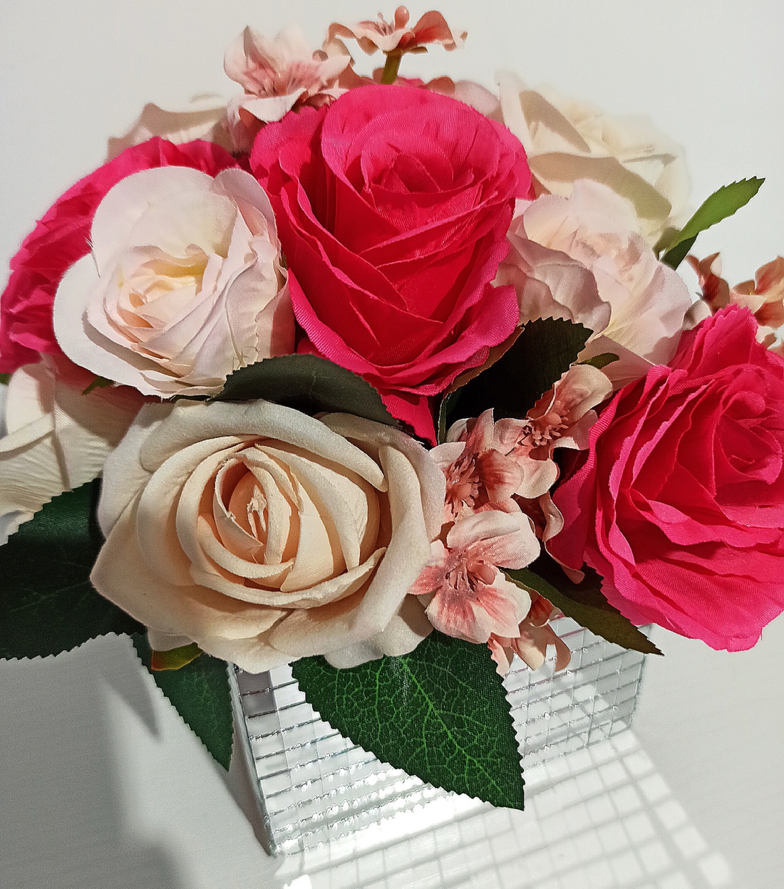 Cub din sticlă cu trandafiri bej și roz - casă & stil de viață - decorațiuni de casă - accesorii florale - cutii cu flori - Artynos.ro