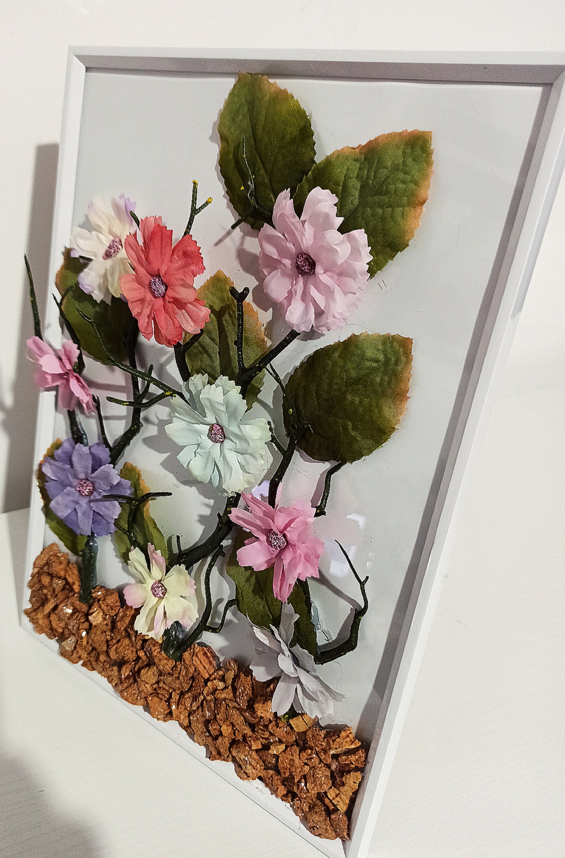 Ramă tablou cu bucăți de lemn cu sclipici și floricele - casă & stil de viață - decorațiuni de casă - decorațiuni de pereți - decorațiuni suspendate - Artynos.ro