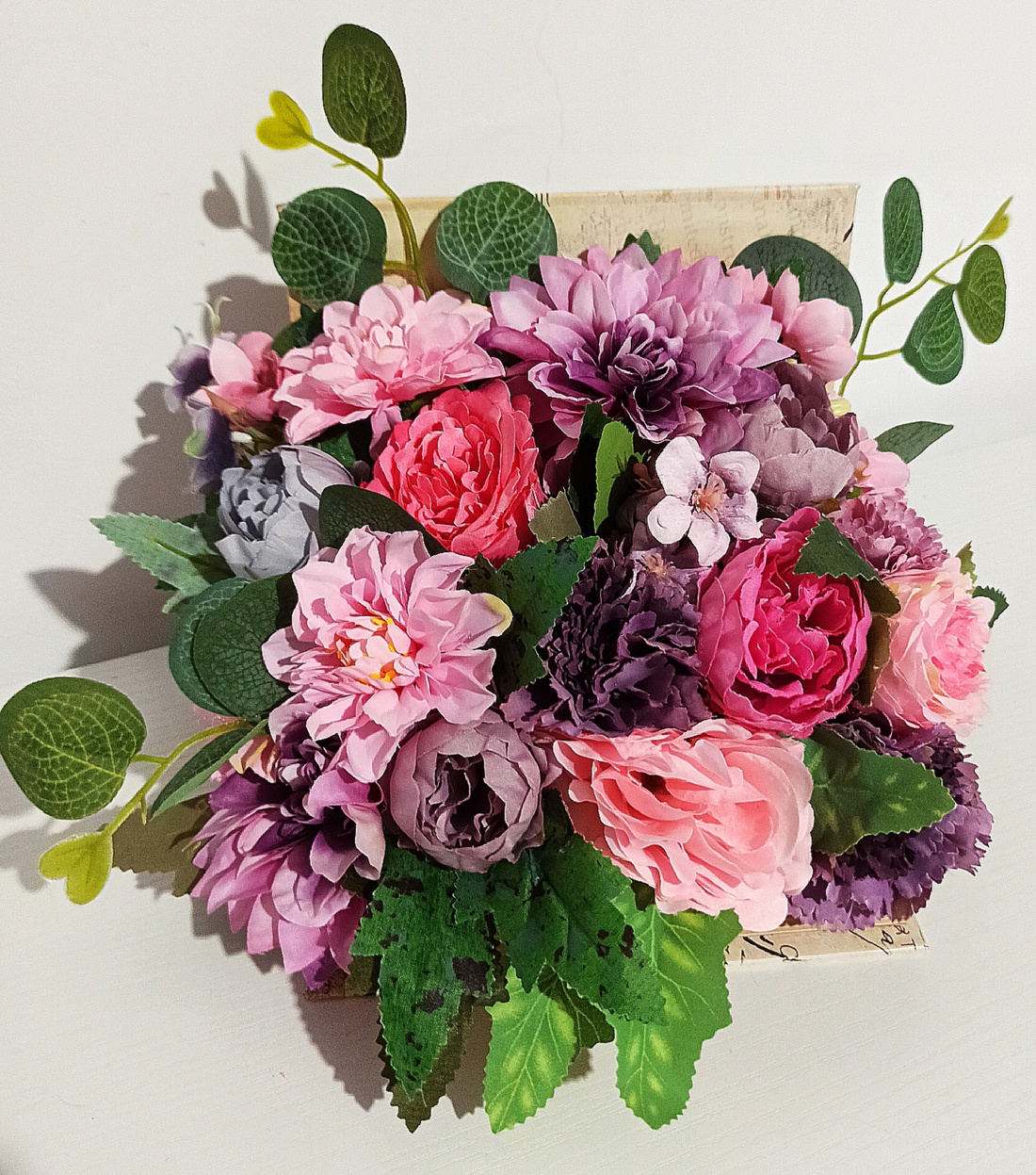 Carte cu dalii roz și violet - casă & stil de viață - decorațiuni de casă - accesorii florale - cutii cu flori - Artynos.ro