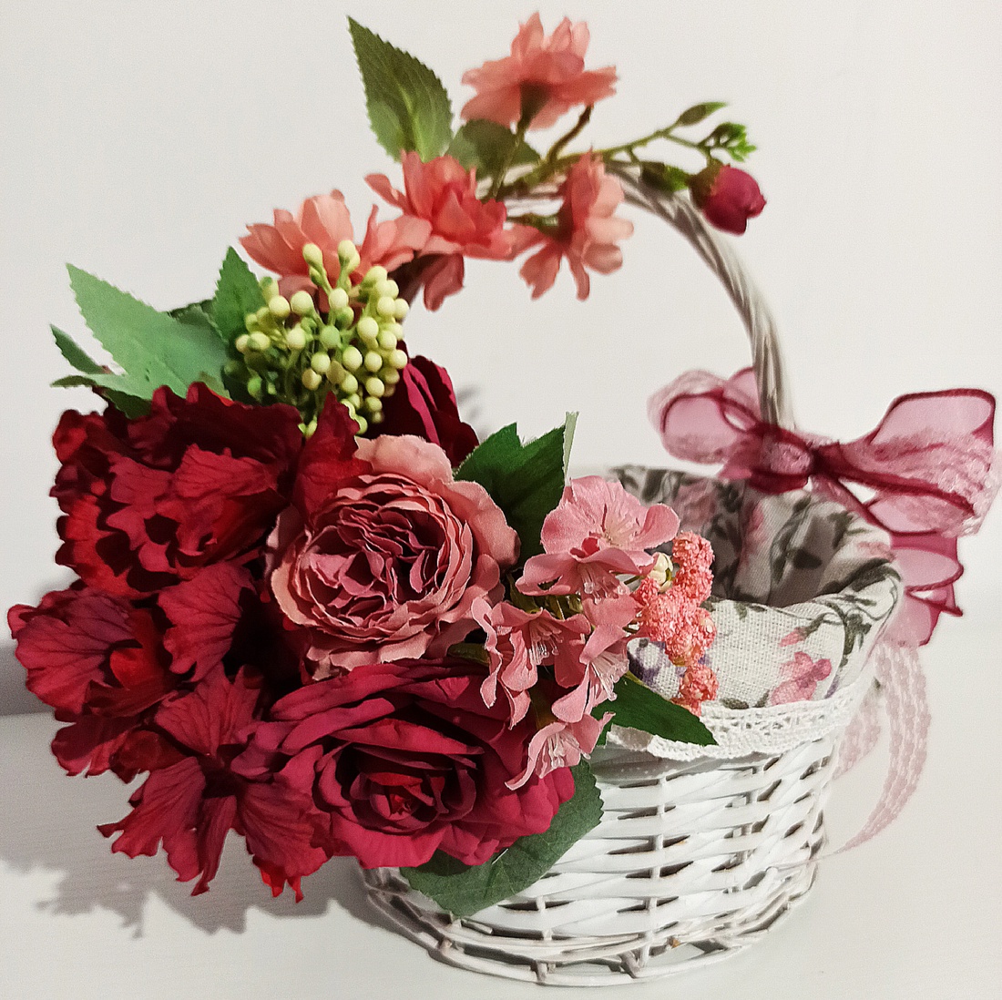 Coș alb din răchită cu crenguță de cireș și bujori roz pudră - casă & stil de viață - decorațiuni de casă - decorațiuni de masă și rafturi - boluri decorative - Artynos.ro