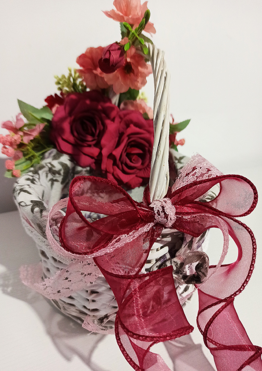 Coș alb din răchită cu crenguță de cireș și bujori roz pudră - casă & stil de viață - decorațiuni de casă - decorațiuni de masă și rafturi - boluri decorative - Artynos.ro