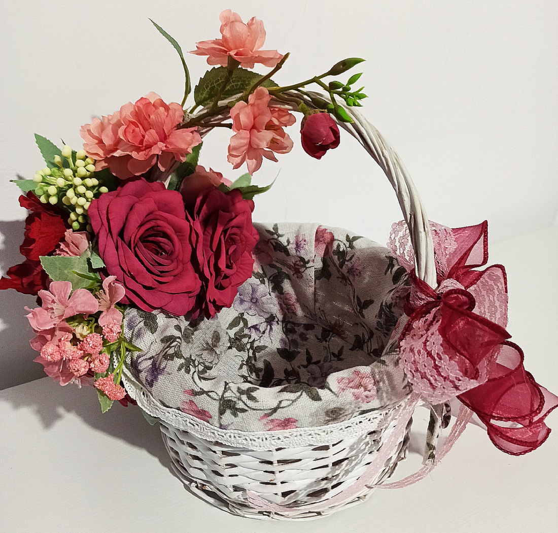 Coș alb din răchită cu crenguță de cireș și bujori roz pudră - casă & stil de viață - decorațiuni de casă - decorațiuni de masă și rafturi - boluri decorative - Artynos.ro