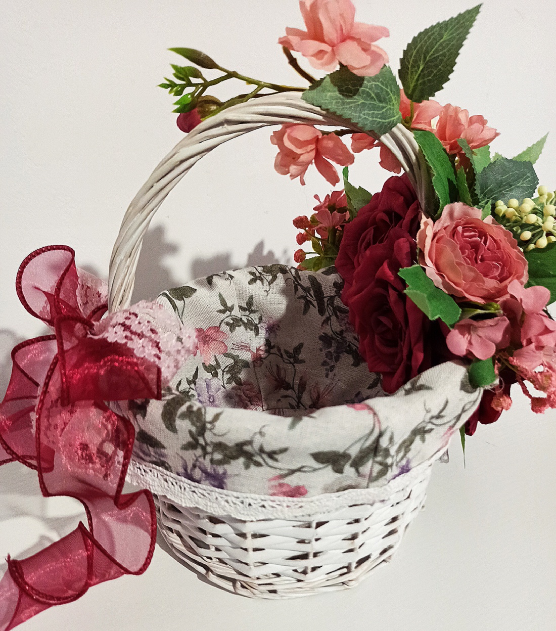 Coș alb din răchită cu crenguță de cireș și bujori roz pudră - casă & stil de viață - decorațiuni de casă - decorațiuni de masă și rafturi - boluri decorative - Artynos.ro