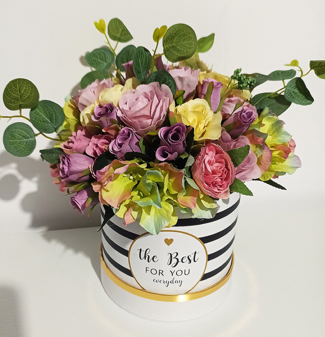 Cutie înaltă albă cu dungi negre și trandafirași mov - casă & stil de viață - decorațiuni de casă - accesorii florale - cutii cu flori - Artynos.ro