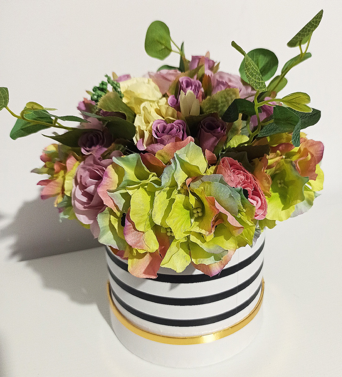 Cutie înaltă albă cu dungi negre și trandafirași mov - casă & stil de viață - decorațiuni de casă - accesorii florale - cutii cu flori - Artynos.ro