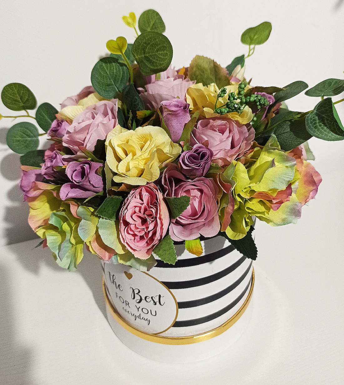 Cutie înaltă albă cu dungi negre și trandafirași mov - casă & stil de viață - decorațiuni de casă - accesorii florale - cutii cu flori - Artynos.ro