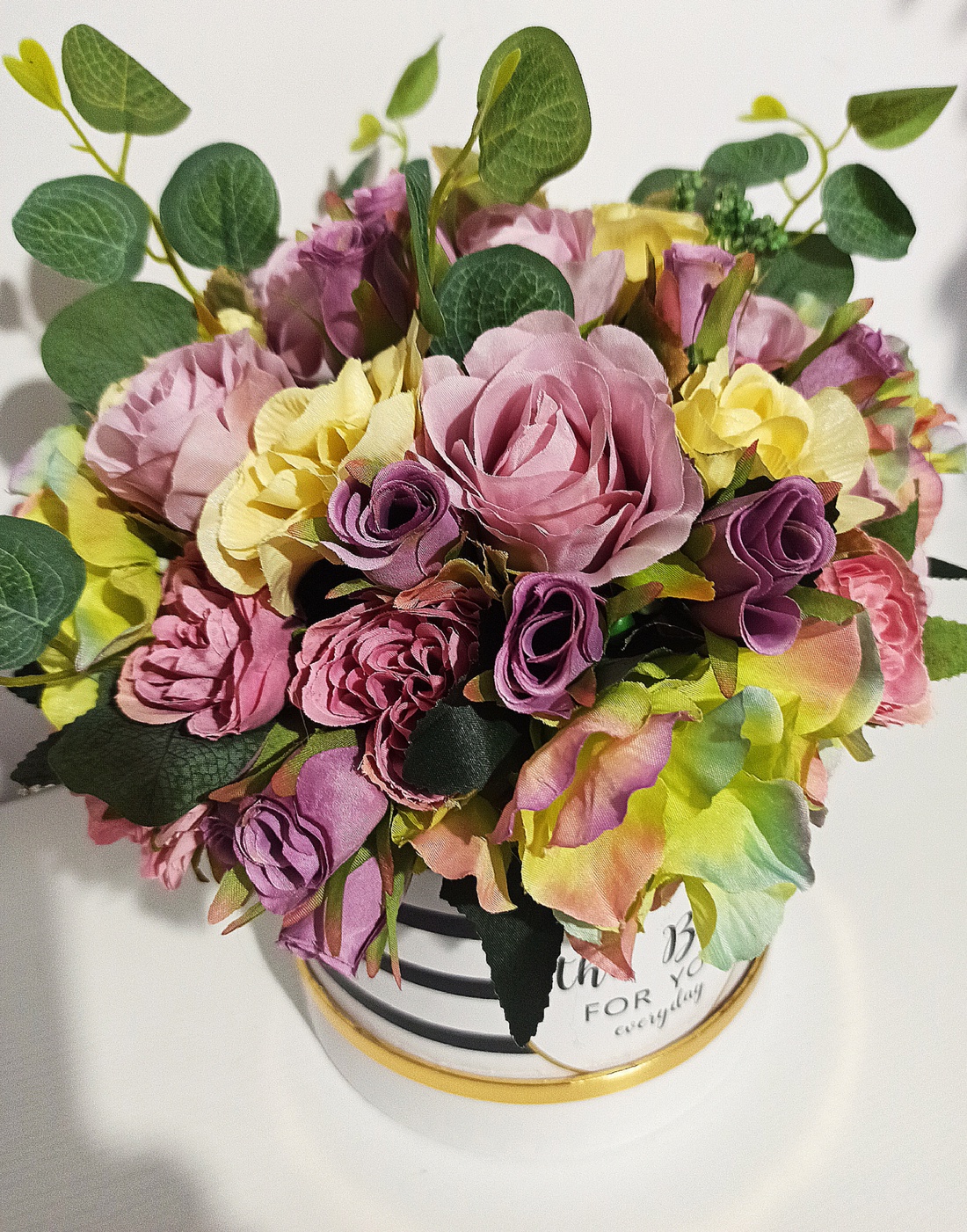 Cutie înaltă albă cu dungi negre și trandafirași mov - casă & stil de viață - decorațiuni de casă - accesorii florale - cutii cu flori - Artynos.ro