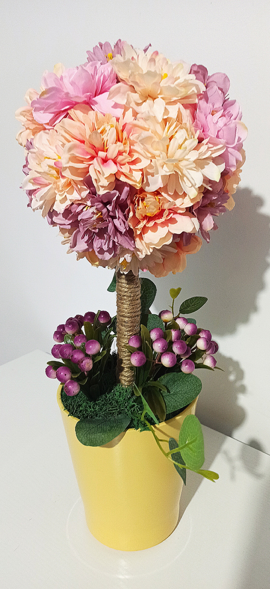 Ghiveci galben cu pom din dalii somon, lila, mov - casă & stil de viață - decorațiuni de casă - accesorii florale - flori în ghiveci - Artynos.ro