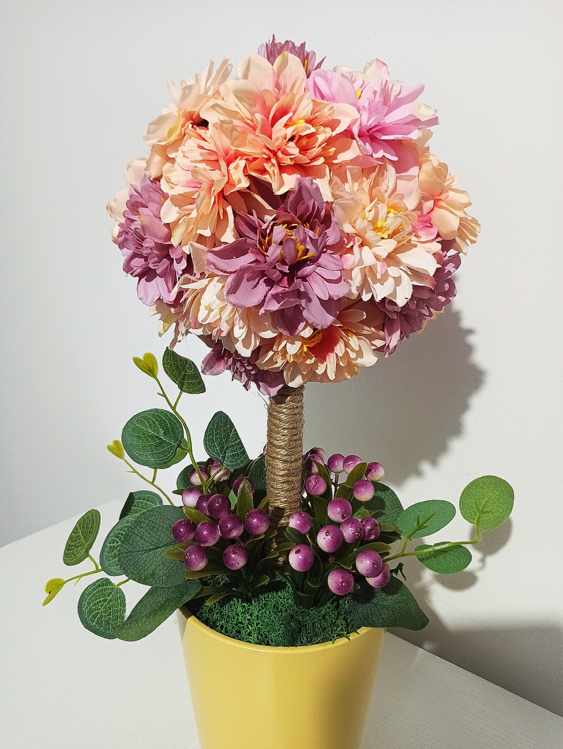 Ghiveci galben cu pom din dalii somon, lila, mov - casă & stil de viață - decorațiuni de casă - accesorii florale - flori în ghiveci - Artynos.ro