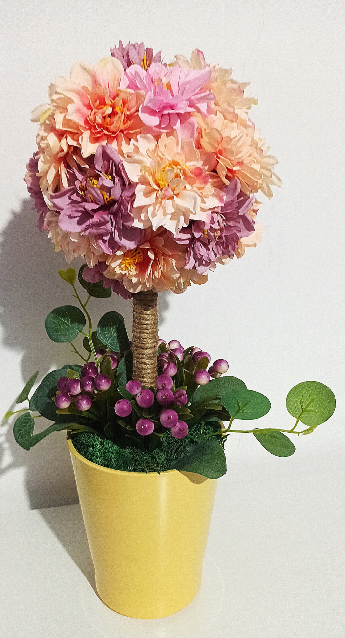 Ghiveci galben cu pom din dalii somon, lila, mov - casă & stil de viață - decorațiuni de casă - accesorii florale - flori în ghiveci - Artynos.ro