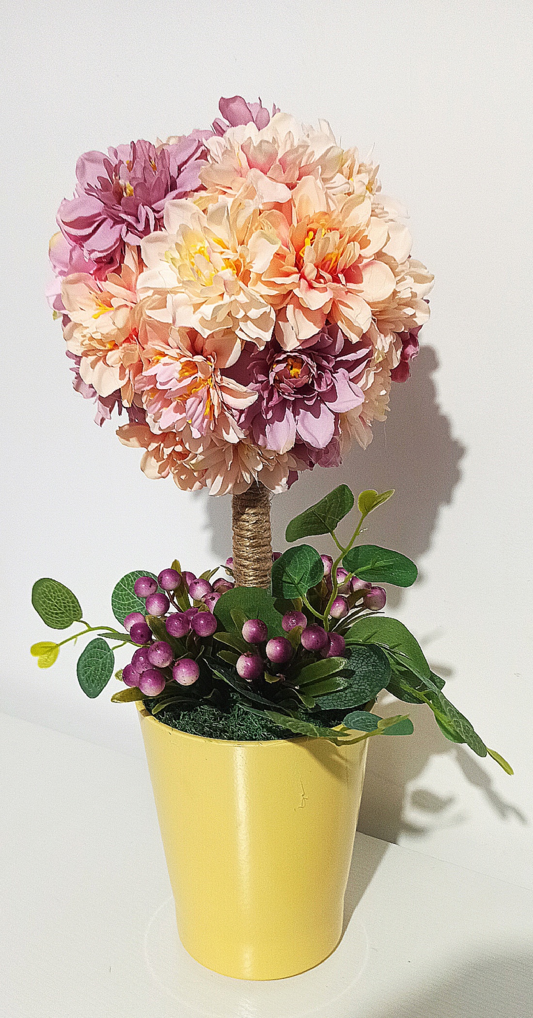Ghiveci galben cu pom din dalii somon, lila, mov - casă & stil de viață - decorațiuni de casă - accesorii florale - flori în ghiveci - Artynos.ro