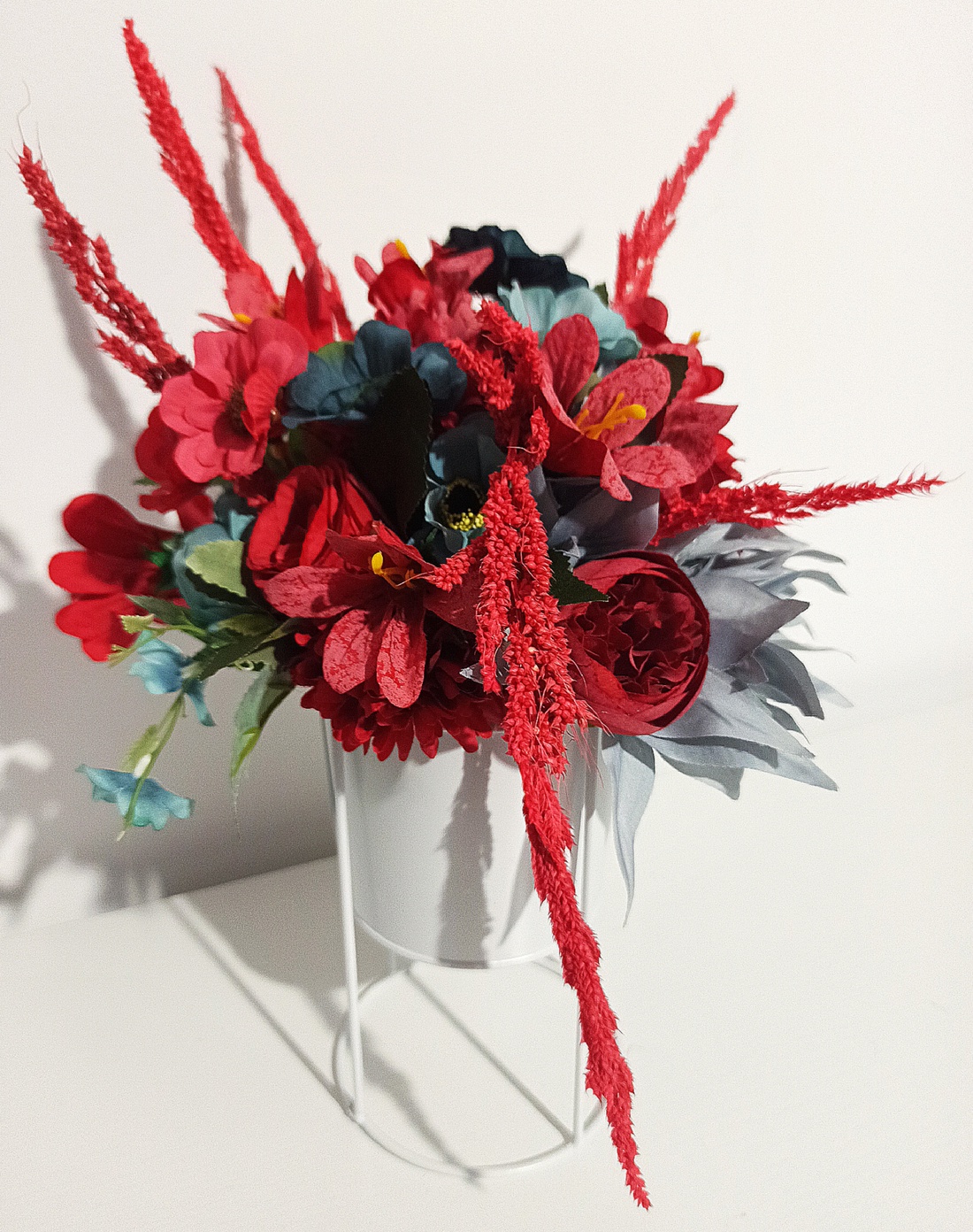 Ghiveci din metal alb cu bujorei roșii și floricele albastre - casă & stil de viață - decorațiuni de casă - accesorii florale - flori în ghiveci - Artynos.ro