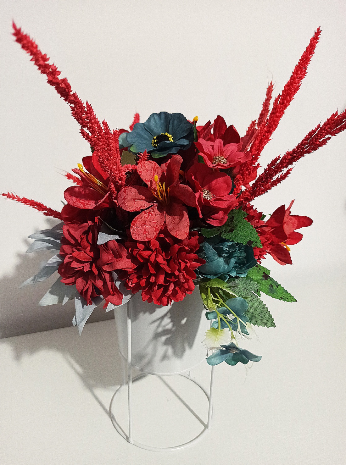 Ghiveci din metal alb cu bujorei roșii și floricele albastre - casă & stil de viață - decorațiuni de casă - accesorii florale - flori în ghiveci - Artynos.ro