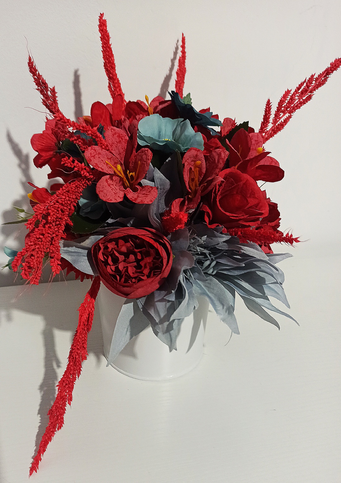 Ghiveci din metal alb cu bujorei roșii și floricele albastre - casă & stil de viață - decorațiuni de casă - accesorii florale - flori în ghiveci - Artynos.ro