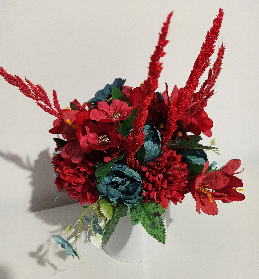 Ghiveci din metal alb cu bujorei roșii și floricele albastre - casă & stil de viață - decorațiuni de casă - accesorii florale - flori în ghiveci - Artynos.ro