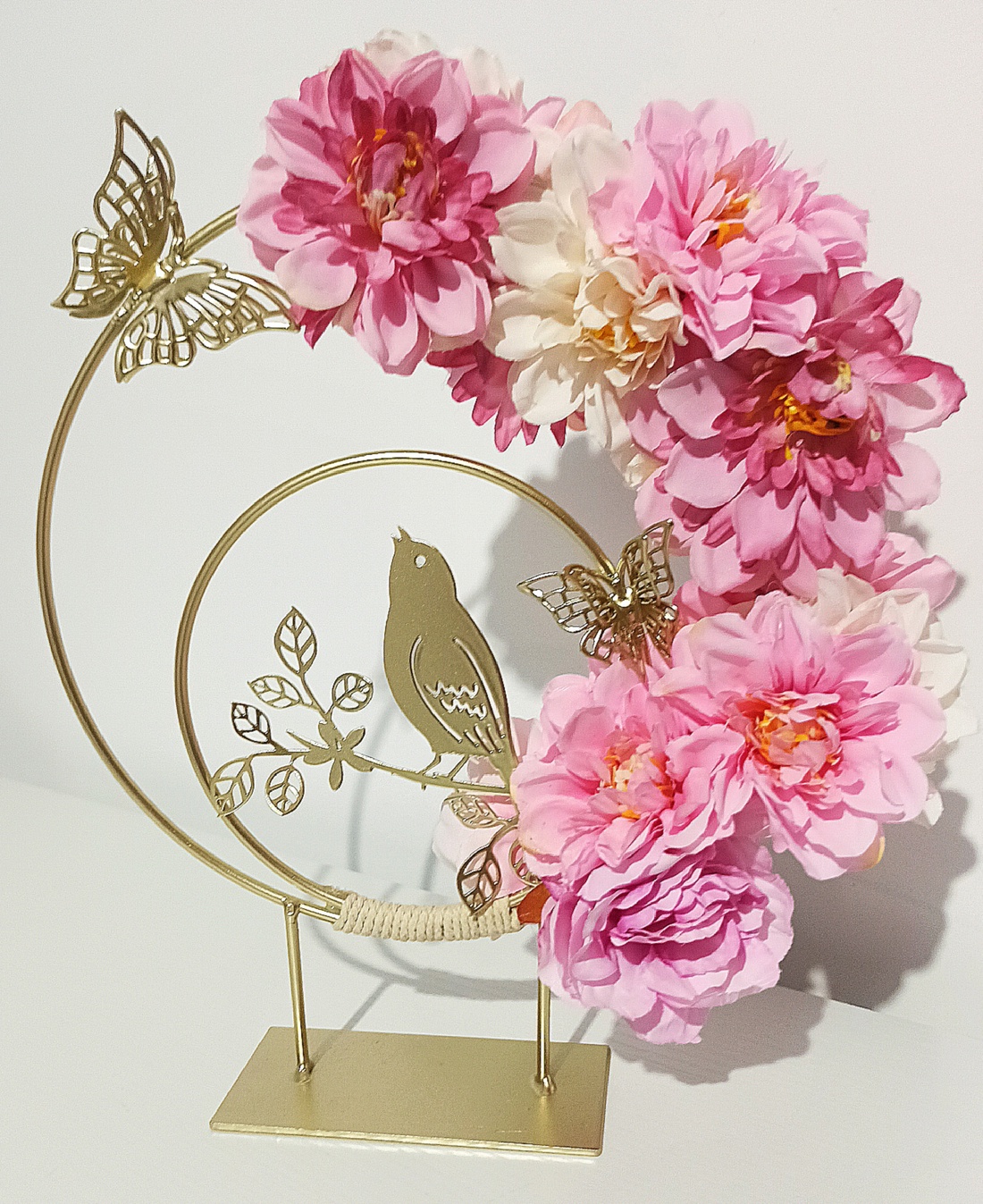 Decorațiune metal cu pasăre și dalii roz, lila, somon - casă & stil de viață - decorațiuni de casă - accesorii florale - coronițe decor - Artynos.ro