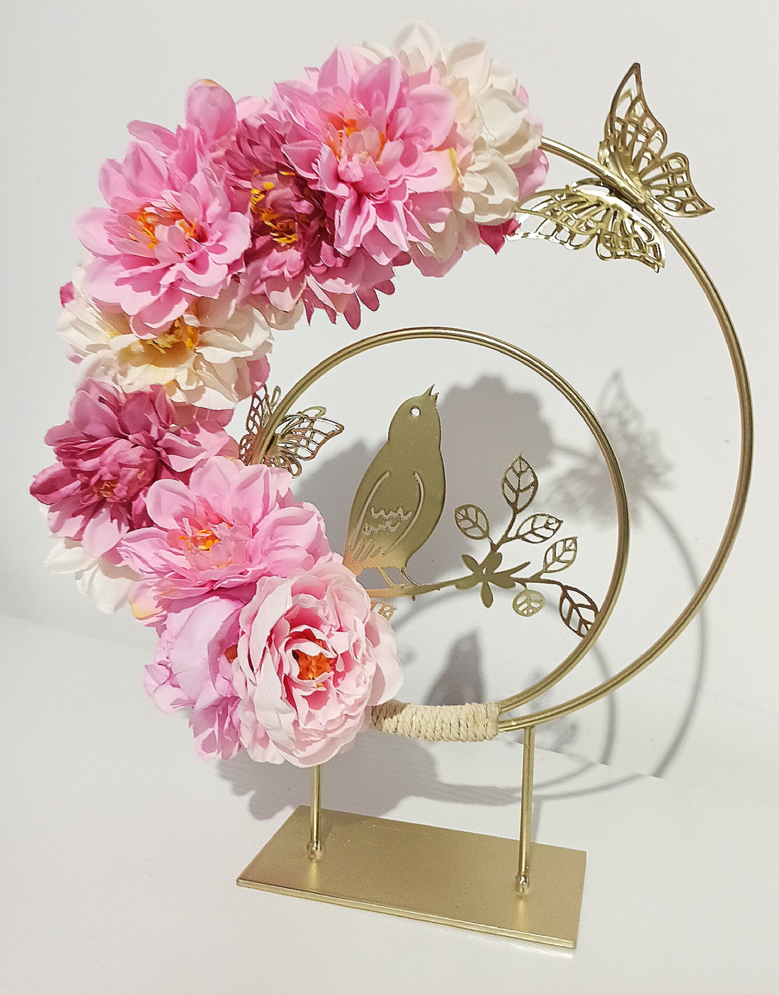 Decorațiune metal cu pasăre și dalii roz, lila, somon - casă & stil de viață - decorațiuni de casă - accesorii florale - coronițe decor - Artynos.ro