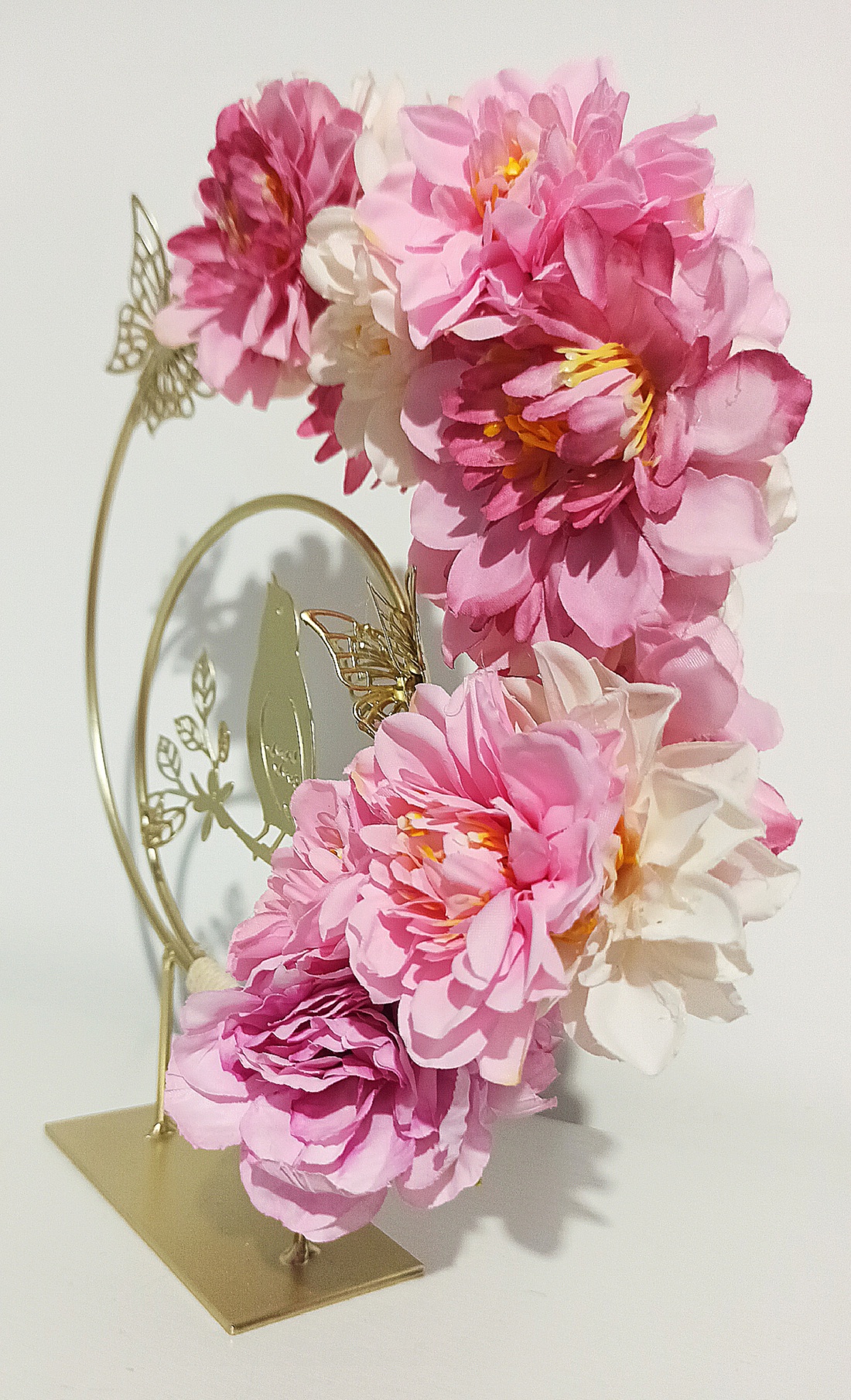 Decorațiune metal cu pasăre și dalii roz, lila, somon - casă & stil de viață - decorațiuni de casă - accesorii florale - coronițe decor - Artynos.ro