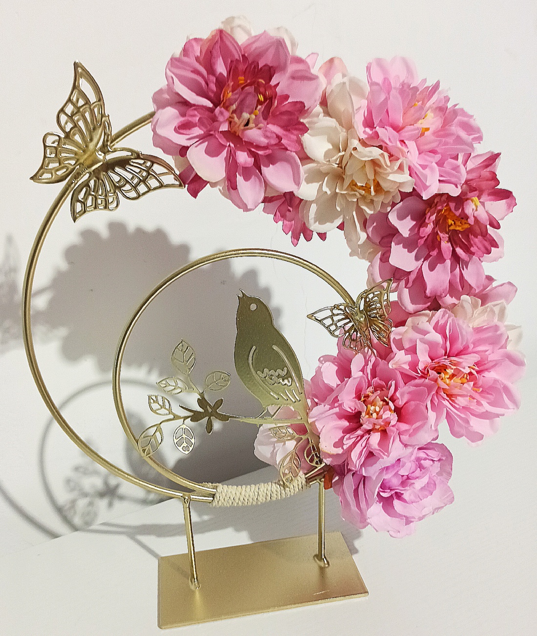 Decorațiune metal cu pasăre și dalii roz, lila, somon - casă & stil de viață - decorațiuni de casă - accesorii florale - coronițe decor - Artynos.ro