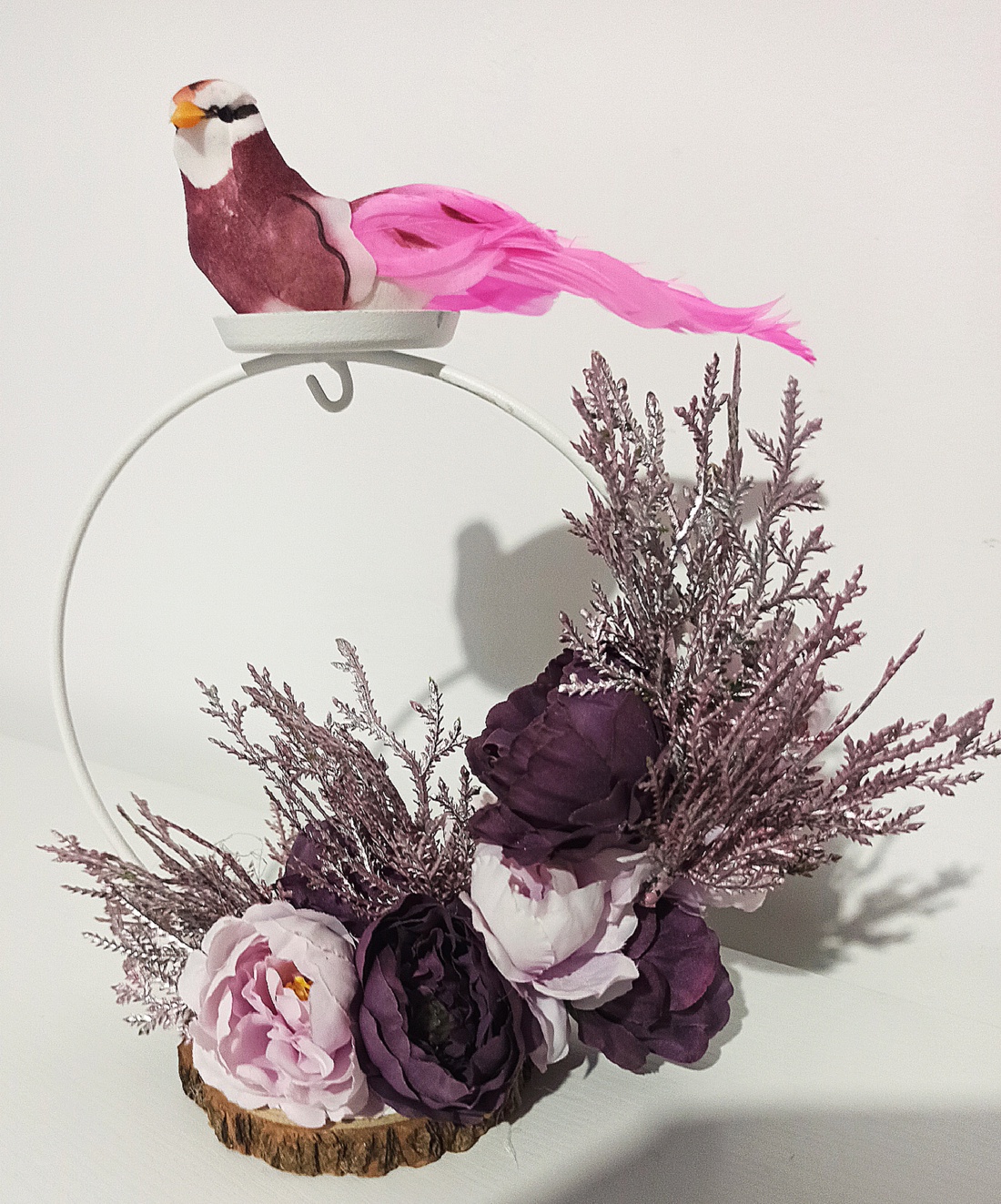 Suport lumânare pe felie de lemn cu bujorei lila, mov - casă & stil de viață - decorațiuni de casă - decorațiuni de masă și rafturi - decorațiuni de masă - Artynos.ro