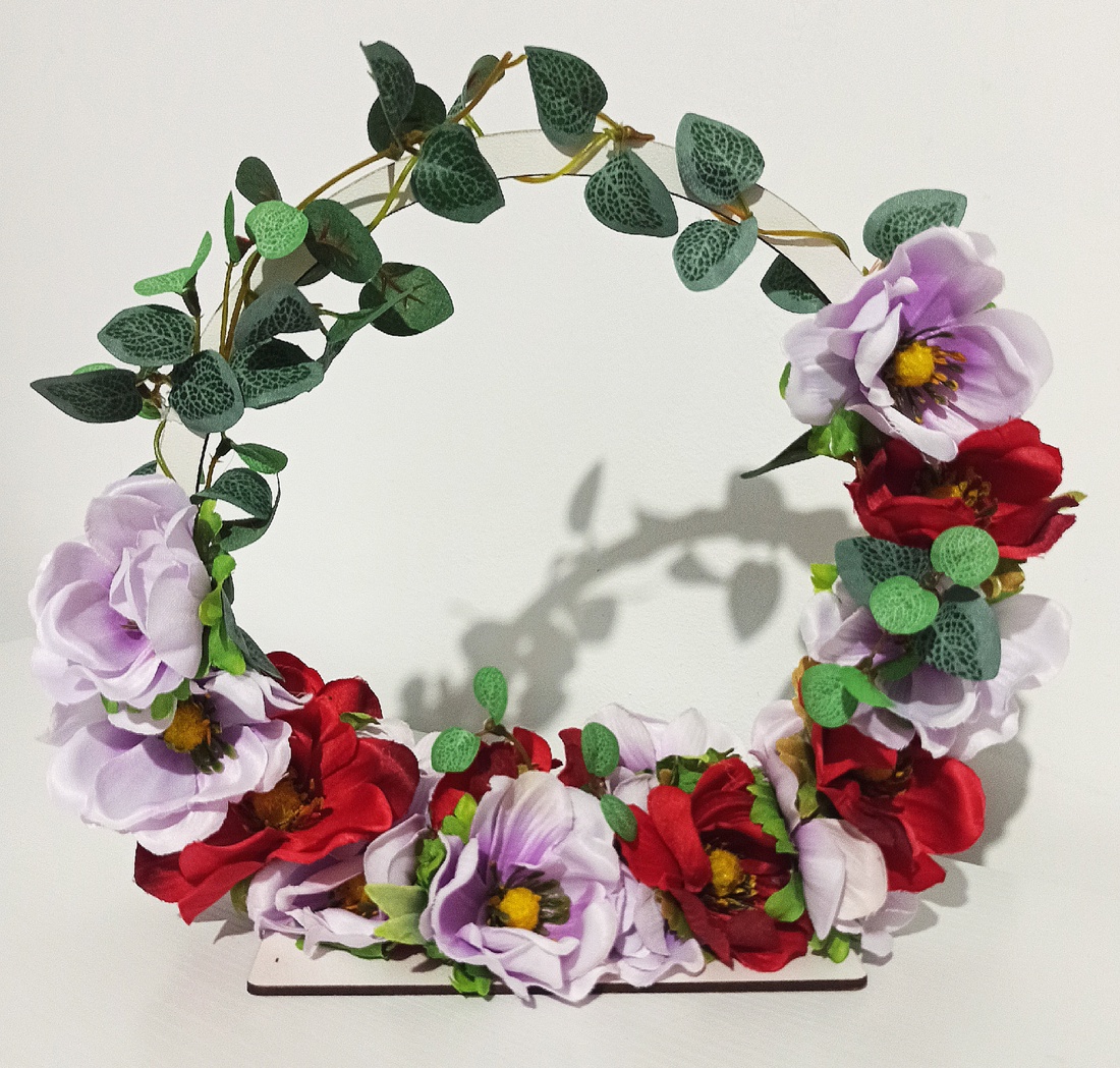 Cerc din MDF alb cu anemone lila și roșii și eucalipt verde - casă & stil de viață - decorațiuni de casă - decorațiuni de masă și rafturi - decorațiuni de masă - Artynos.ro