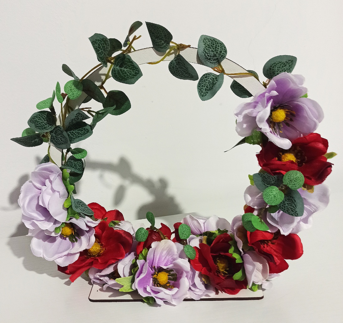Cerc din MDF alb cu anemone lila și roșii și eucalipt verde - casă & stil de viață - decorațiuni de casă - decorațiuni de masă și rafturi - decorațiuni de masă - Artynos.ro