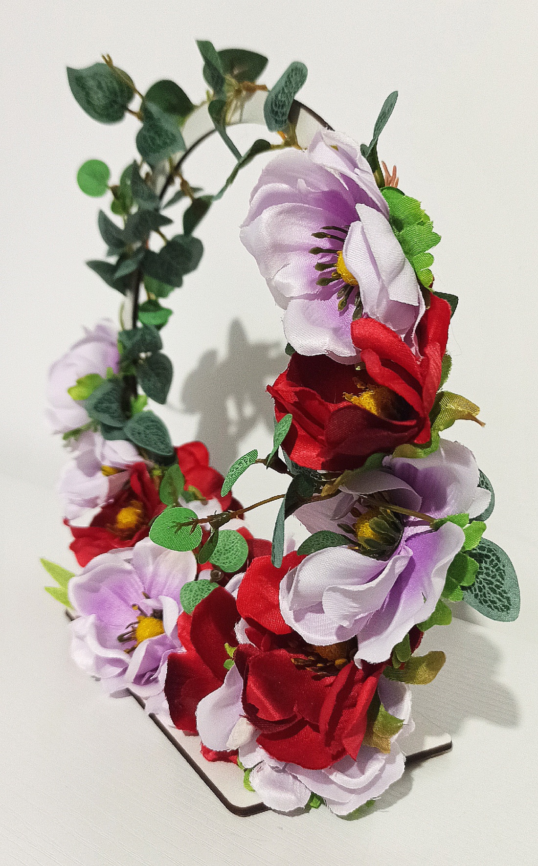 Cerc din MDF alb cu anemone lila și roșii și eucalipt verde - casă & stil de viață - decorațiuni de casă - decorațiuni de masă și rafturi - decorațiuni de masă - Artynos.ro