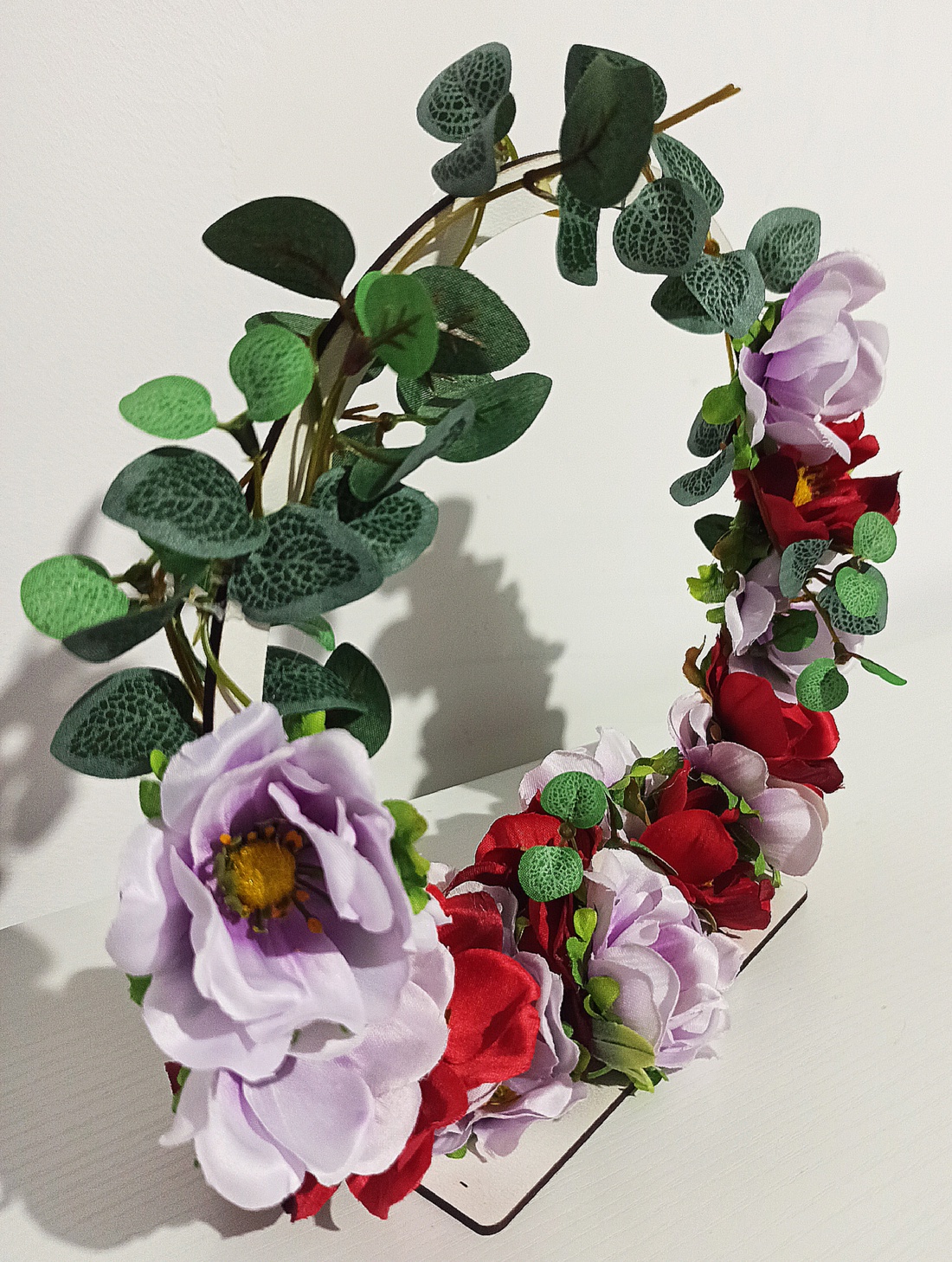 Cerc din MDF alb cu anemone lila și roșii și eucalipt verde - casă & stil de viață - decorațiuni de casă - decorațiuni de masă și rafturi - decorațiuni de masă - Artynos.ro