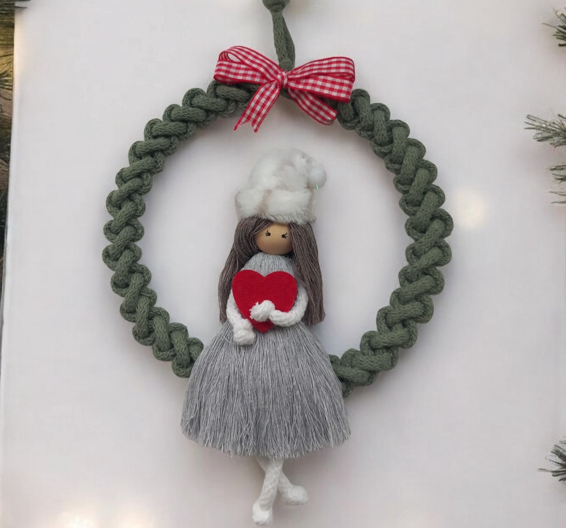 Decorațiuni de iarnă pentru ușă, păpușă macramé cu inimă roșie și pălărie - - Artynos.ro Decorațiuni de iarnă pentru ușă, păpușă macramé cu inimă roșie și pălărie - - Artynos.ro