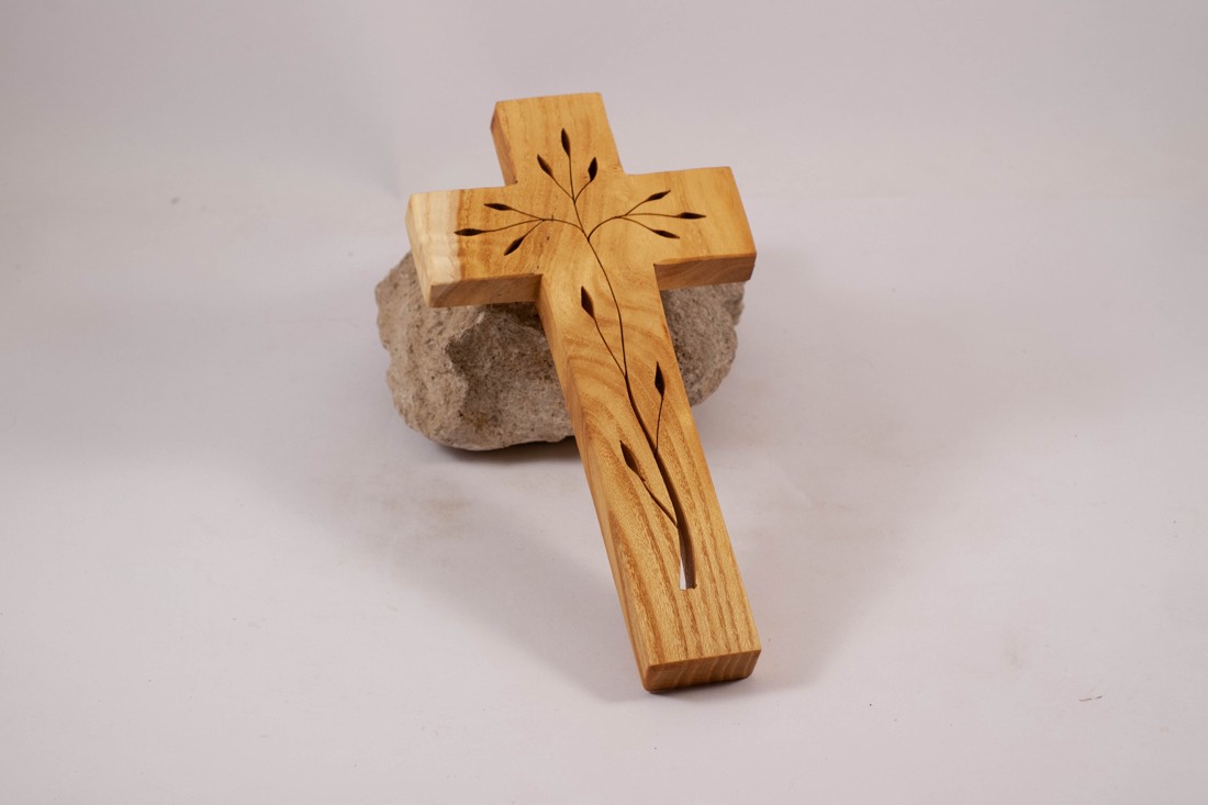 Cruce din lemn modelată, cruce de perete - - Artynos.ro Cruce din lemn modelată, cruce de perete - - Artynos.ro